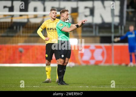 Kerkrade, pays-Bas. 26 janvier 2024. KERKRADE, PAYS-BAS - 26 JANVIER : l'arbitre Michael Eijgelsheim arrête le match lors du match Roda JC Kerkrade entre le Jong FC Utrecht au Parkstad Limburg Stadion le 26 janvier 2024 à Kerkrade, pays-Bas. (Photo Orange Pictures) crédit : dpa/Alamy Live News Banque D'Images