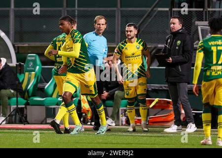 Den Haag, pays-Bas. 26 janvier 2024. DEN HAAG, PAYS-BAS - JANVIER 26 : Lasse Vigen d'ado Den Haag remplace Silvinho Esajas d'ado Den Haag, arbitre adjoint Richard Brondijk, Alex Schalk d'ado Den Haag lors du match néerlandais de Keuken Kampioen Divisie entre ado Den Haag et FC Emmen au Bingoal Stadion le 26 janvier 2024 à Den Haag, aux pays-Bas. (Photo Hans van der Valk/Orange Pictures) crédit : dpa/Alamy Live News Banque D'Images