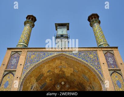 Téhéran (Téhéran), Iran, 06.24.2023 : vue en angle bas de la mosquée Shah (Téhéran) à Bazaar, Téhéran, iran Banque D'Images