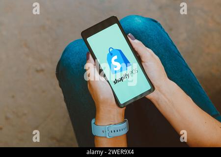 Dans cette illustration photo, le logo Shopify POS s'affiche sur l'écran d'un smartphone. Banque D'Images