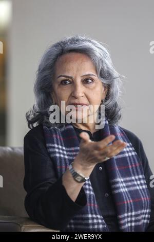 Sharmila Tagore s'adresse à une conférence de presse lors du 22e Festival international du film de Dhaka à Dhaka, Bangladesh, le 26 janvier 2024. Connue principalement pour son travail dans les films hindi et bengali, Tagore est considérée comme l'une des actrices les plus accomplies du cinéma indien. Elle a reçu deux National film Awards, un Filmfare Award et le Filmfare Lifetime Achievement Award pour sa contribution au cinéma hindi. En 2013, le gouvernement de l'Inde l'a honorée avec le Padma Bhushan, le troisième plus haut honneur civil de l'Inde, pour ses contributions à la culture indienne à travers les arts de la scène (Photo par A Banque D'Images