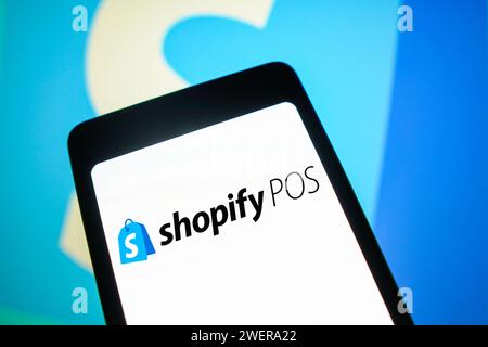 Dans cette illustration photo, le logo Shopify POS s'affiche sur l'écran d'un smartphone. Banque D'Images