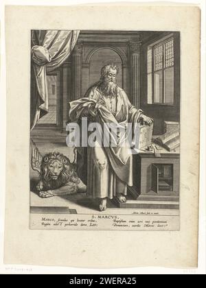 Evangelist Marcus, 1570 - 1618 imprimer l'évangéliste Marcus debout à côté d'une table sur laquelle des livres et des ustensiles d'écriture. Derrière lui se trouve un lion ailé comme son symbole. Un couloir est lui-même à travers une porte. L'impression a une légende latine. L'impression fait partie d'une série en quatre parties sur les quatre évangélistes. Gravure sur papier St. Marquez l'évangéliste qui écrit l'Évangile, généralement un lion (ailé) présent Banque D'Images