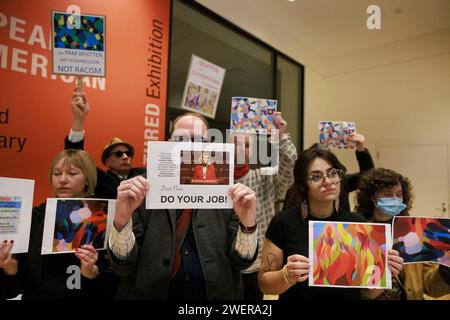 Bloomington, États-Unis. 26 janvier 2024. BLOOMINGTON, INDIANA - JANVIER 26 : des manifestants remplissent l'atrium du Sidney and lois Eskenazi Museum of Art : Indiana University pour protester contre l'annulation d'une exposition de l'artiste palestinienne Samia Halaby le 26 janvier 2024 à Bloomington, Indiana. Halaby, 87 ans, s’est exprimée ouvertement dans son soutien aux Palestiniens. ( Crédit : Jeremy Hogan/Alamy Live News Banque D'Images