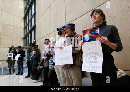 Bloomington, États-Unis. 26 janvier 2024. BLOOMINGTON, INDIANA - JANVIER 26 : des manifestants remplissent l'atrium du Sidney and lois Eskenazi Museum of Art : Indiana University pour protester contre l'annulation d'une exposition de l'artiste palestinienne Samia Halaby le 26 janvier 2024 à Bloomington, Indiana. Halaby, 87 ans, s’est exprimée ouvertement dans son soutien aux Palestiniens. ( Crédit : Jeremy Hogan/Alamy Live News Banque D'Images