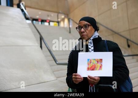 Bloomington, États-Unis. 26 janvier 2024. BLOOMINGTON, INDIANA - JANVIER 26 : des manifestants remplissent l'atrium du Sidney and lois Eskenazi Museum of Art : Indiana University pour protester contre l'annulation d'une exposition de l'artiste palestinienne Samia Halaby le 26 janvier 2024 à Bloomington, Indiana. Halaby, 87 ans, s’est exprimée ouvertement dans son soutien aux Palestiniens. ( Crédit : Jeremy Hogan/Alamy Live News Banque D'Images