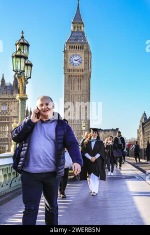 Londres, Royaume-Uni. 26 janvier 2024. Les gens sur Westminster Brindge marchent sous le soleil éclatant. Après de fortes averses de pluie pendant la nuit, la capitale a vu le soleil et le ciel clair jusqu'au soir aujourd'hui. Crédit : Imageplotter/Alamy Live News Banque D'Images