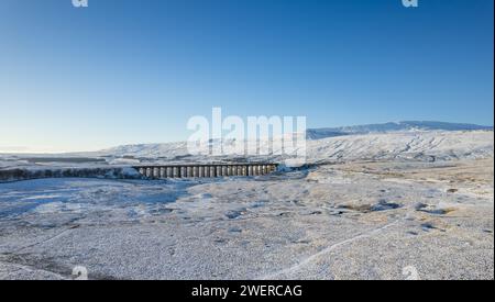 Viaduc Ribblehead et Whernside par un jour d'hiver enneigé. North Yorkshire, Royaume-Uni. Banque D'Images