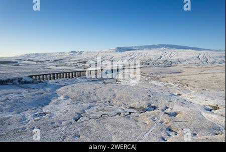 Viaduc Ribblehead et Whernside par un jour d'hiver enneigé. North Yorkshire, Royaume-Uni. Banque D'Images