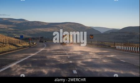 Gritter wagon répandant du sel sur le côté sud de l'autoroute M6 entre Shap et Tebay par un après-midi d'hivers froid, Cumbria, Royaume-Uni. Banque D'Images