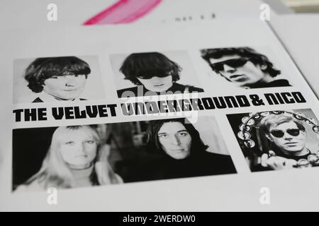 Viersen, Allemagne - janvier 9. 2024 : gros plan de la pochette de l'album of the Velvet Underground et Nico produit par Andy Warhol Banque D'Images