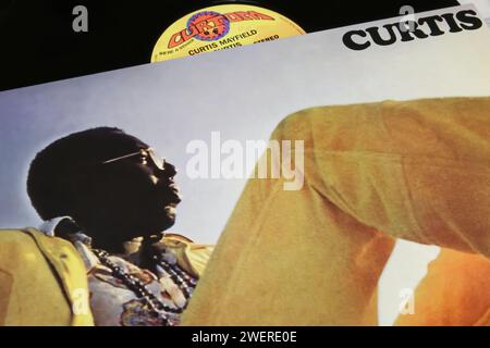 Viersen, Allemagne - janvier 9. 2024 : gros plan du chanteur soul Curtis Mayfield, album vinyle, reprise de 1970 Banque D'Images