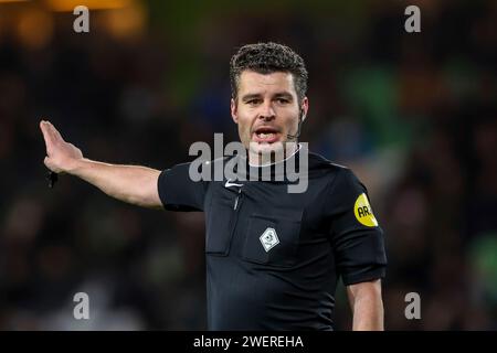 GRONINGEN, LAND WAAR HET PLAATS VINDT - JANVIER 26 : l'arbitre Erwin Blank réagit lors du match néerlandais Keuken Kampioen Divisie entre le FC Groningen et Jong AZ à Euroborg le 26 janvier 2024 à Groningen, Land waar het plaats vindt. (Photo de Pieter van der Woude/Orange Pictures) Banque D'Images