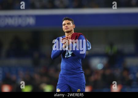 Londres, Royaume-Uni. 26 janvier 2024. 26 janvier 2024 ; Stamford Bridge, Chelsea, Londres, Angleterre : FA Cup Fourth Round football, Chelsea contre Aston Villa ; Thiago Silva de Chelsea applaudit les supporters après le match. Crédit : action plus Sports Images/Alamy Live News Banque D'Images