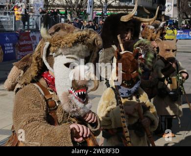 Pernik, Bulgarie. 26 janvier 2024. Des artistes participent à un défilé pendant le Festival international des jeux de mascarade 'Surva' à Pernik, une ville située à 30 km à l'ouest de Sofia, Bulgarie, le 26 janvier 2024. Plus de 10 000 personnes portant des masques ont participé vendredi au festival traditionnel de mascarade en Bulgarie. Crédit : Lin Hao/Xinhua/Alamy Live News Banque D'Images