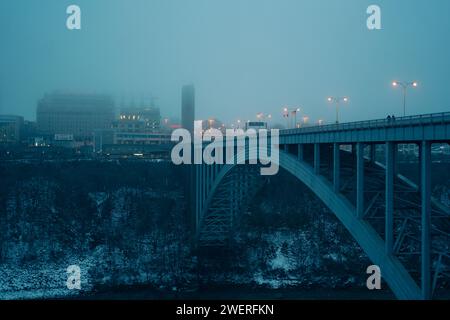 Le Rainbow Bridge la nuit, Niagara Falls, New York Banque D'Images