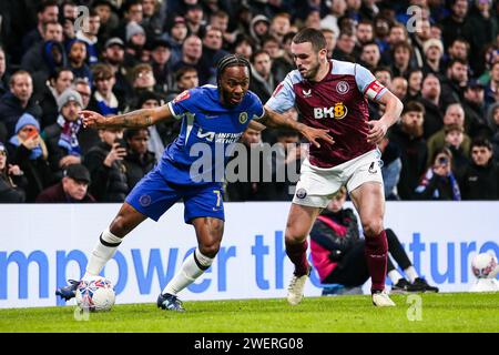 Raheem Sterling de Chelsea se bat pour le ballon contre John McGinn d'Aston Villa lors du match du 4e tour Chelsea FC contre Aston Villa FC Emirates FA Cup à Stamford Bridge, Londres, Angleterre, Royaume-Uni le 26 janvier 2024 Credit : Every second Media/Alamy Live News Banque D'Images