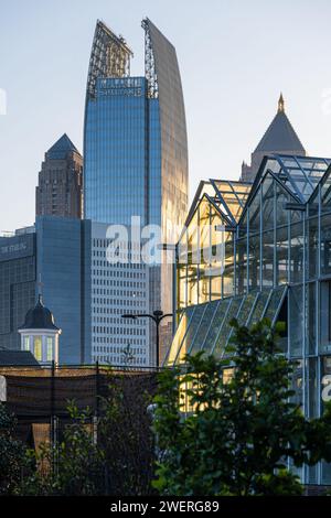 Midtown Atlanta Skyline au coucher du soleil depuis le jardin botanique d'Atlanta à Atlanta, Géorgie. (ÉTATS-UNIS) Banque D'Images