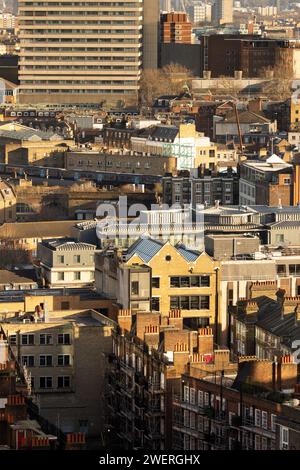 Vue aérienne des toits de Londres avec un mélange d'anciens et de nouveaux bâtiments baignés par la lumière chaude de l'après-midi Banque D'Images