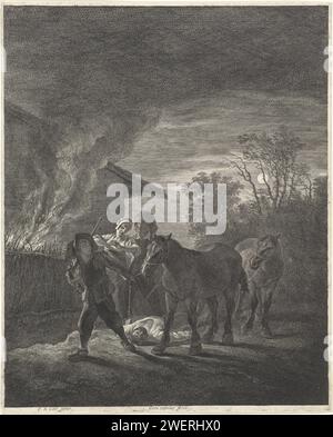 Vol de chevaux, Cornelis Visscher (II), après Pieter Bodding van Laer, 1638 - 1658 imprimer dans la nuit, un voleur s'en sort le plus rapidement possible avec deux chevaux sur la ligne. Une femme a mis ses mains par désespoir devant la vue de l'homme blessé couché sur le sol devant elle. En même temps, l'homme crie à côté d'elle, quelque chose à elle. La clôture de la maison en arrière-plan est en feu et la pleine lune est dans le ciel. gravure de papier / cheval de gravure. en feu, ablaze. vol. Infections et plaies - aa - figure humaine féminine. Évanouissement, swooning - BB - hors des portes Banque D'Images