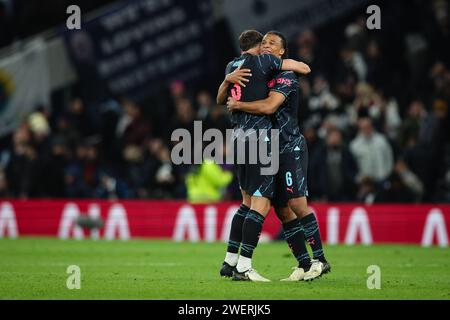 LONDRES, Royaume-Uni - 26 janvier 2024 : Nathan Ake de Manchester City célèbre avec son coéquipier Ruben Dias lors du coup de sifflet final lors du quatrième tour de la FA Cup entre Tottenham Hotspur FC et Manchester City FC au Tottenham Hotspur Stadium (crédit : Craig Mercer/ Alamy Live News) Banque D'Images