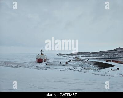 Le Cutter Polar Star de la Garde côtière (WAGB 10) est amarré à la jetée de glace à la station McMurdo, Antarctique, le 17 janvier 2024. L’opération Deep Freeze est l’une des nombreuses opérations menées dans l’Indo-Pacifique dans le cadre desquelles l’armée américaine promeut la sécurité et la stabilité dans toute la région. (Photo de la Garde côtière américaine par le quartier-maître de 2e classe Ryan graves) Banque D'Images