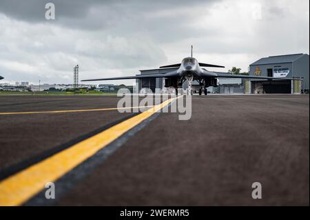 Un B-1B lancer affecté au 345th Expeditionary Bomb Squadron, hors de Dyess Air Force base, Texas, taxi sur la ligne de vol de la base aérienne de Paya Lebar, Singapour, le 19 janvier 2024. Le 345e EBS est arrivé à Singapour dans le cadre de la formation régulière de l'US Air Force et des engagements avec des partenaires clés dans la région. (Photo de l'US Air Force par l'aviateur principal Ryan Hayman) Banque D'Images