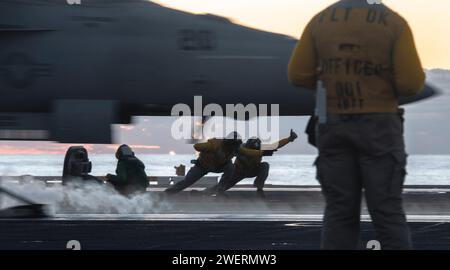 OCÉAN PACIFIQUE (24 janvier 2024) des marins américains lancent des avions du pont d'envol du porte-avions de classe Nimitz USS Theodore Roosevelt (CVN 71), 24 janvier 2024. Theodore Roosevelt, navire amiral du Carrier Strike Group Nine, mène des opérations de routine dans la zone d'opérations de la 7e flotte américaine. Partie intégrante de la flotte américaine du Pacifique, la 7e flotte américaine exploite des forces navales dans l’Indo-Pacifique et fournit la formation réaliste et pertinente nécessaire pour exécuter le rôle de la marine américaine dans tout le spectre des opérations militaires – des opérations de combat à l’aide humanitaire et à la disa Banque D'Images