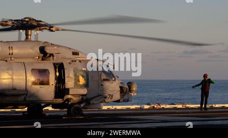 OCÉAN PACIFIQUE (24 janvier 2024) un MH-60R Sea Hawk, attaché au « Wolf Pack » de l’Helicopter Maritime Strike Squadron (HSM) 75, se prépare à décoller du pont d’envol du porte-avions de classe Nimitz USS Theodore Roosevelt (CVN 71), le 24 janvier 2024. Theodore Roosevelt, navire amiral du Carrier Strike Group Nine, mène des opérations de routine dans la zone d'opérations de la 7e flotte américaine. Partie intégrante de la flotte américaine du Pacifique, la 7e flotte américaine exploite des forces navales dans l’Indo-Pacifique et fournit la formation réaliste et pertinente nécessaire pour exécuter le rôle de la marine américaine dans l’ensemble du spect Banque D'Images