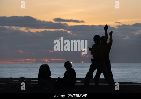 OCÉAN PACIFIQUE (24 janvier 2024) des marins américains se préparent à lancer des avions du pont d'envol du porte-avions de classe Nimitz USS Theodore Roosevelt (CVN 71), 24 janvier 2024. Theodore Roosevelt, navire amiral du Carrier Strike Group Nine, mène des opérations de routine dans la zone d'opérations de la 7e flotte américaine. Partie intégrante de la flotte américaine du Pacifique, la 7e flotte américaine exploite des forces navales dans l’Indo-Pacifique et fournit la formation réaliste et pertinente nécessaire pour exécuter le rôle de la marine américaine dans tout le spectre des opérations militaires – des opérations de combat à l’assistance humanitaire Banque D'Images