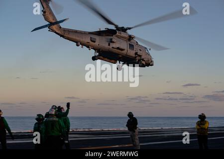 OCÉAN PACIFIQUE (24 janvier 2024) un MH-60R Sea Hawk, attaché au « Wolf Pack » de l’Helicopter Maritime Strike Squadron (HSM) 75, décolle du pont d’envol du porte-avions de classe Nimitz USS Theodore Roosevelt (CVN 71), le 24 janvier 2024. Theodore Roosevelt, navire amiral du Carrier Strike Group Nine, mène des opérations de routine dans la zone d'opérations de la 7e flotte américaine. Faisant partie intégrante de la flotte américaine du Pacifique, la 7e flotte américaine exploite des forces navales dans l’Indo-Pacifique et fournit la formation réaliste et pertinente nécessaire pour exécuter le rôle de la marine américaine dans tout le spectre des milices Banque D'Images