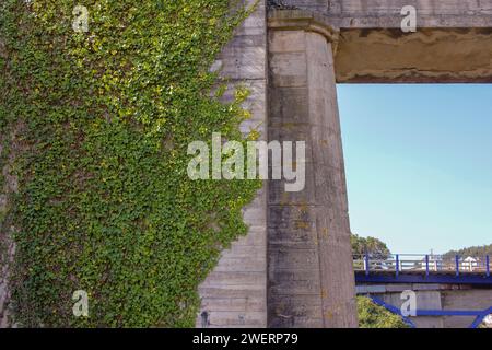 Fazouro, Foz, Espagne ; 11 11 2023 : vue du pont sur la rivière Ouro Banque D'Images