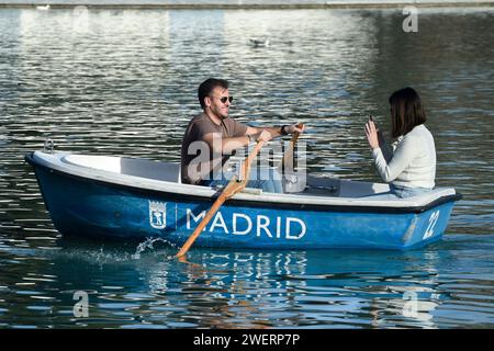 Madrid, Espagne. 26 janvier 2024. Un homme rame un bateau par temps chaud à Madrid, en Espagne, le 26 janvier 2024. Au cours des dernières 24 heures, une température maximale beaucoup plus élevée que d'habitude en janvier a été enregistrée dans 41 provinces à travers l'Espagne. La température la plus élevée a atteint 28 degrés Celsius. Crédit : Gustavo Valiente/Xinhua/Alamy Live News Banque D'Images