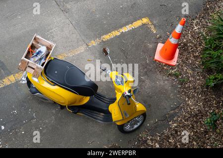 Scooter jaune garé à Mount Victoria, Wellington, Île du Nord, Nouvelle-Zélande Banque D'Images