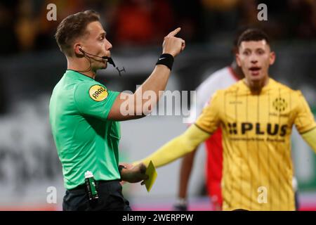 Kerkrade, pays-Bas. 26 janvier 2024. KERKRADE, PAYS-BAS - JANVIER 26 : l'arbitre Michael Eijgelsheim en action lors du match Roda JC Kerkrade entre le Jong FC Utrecht au Parkstad Limburg Stadion le 26 janvier 2024 à Kerkrade, pays-Bas. (Photo Orange Pictures) crédit : dpa/Alamy Live News Banque D'Images