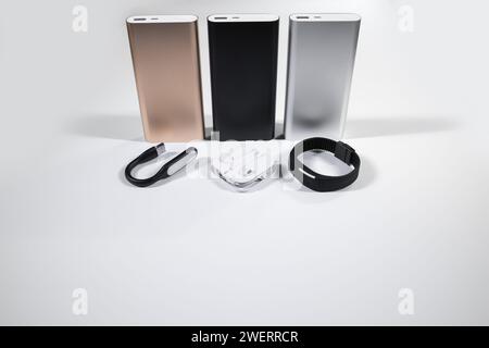 banques d'alimentation mobiles ensemble avec des appareils électroniques portables sur fond blanc isolé Banque D'Images