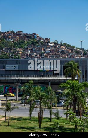 Vue partielle du site est du bâtiment de la gare de Maracana avec le bidonville du district de Mangueira sur une colline à l'arrière sous le ciel bleu clair du matin d'été. Banque D'Images