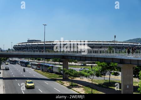 Vue lointaine du stade de Maracana comme vu de la passerelle de la gare de Maracana sur l'avenue Rei Pele sous le ciel bleu clair matin d'été. Banque D'Images