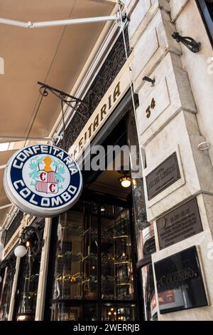 Accrocher le signe de magasin rond de Confeitaria Colombo Coffeehouse à l'entrée, un célèbre café et restaurant situé à Goncalves Dias rue. Banque D'Images