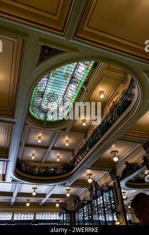 Une lucarne de vitrail sur le plafond décoré du café Confeitaria Colombo, un célèbre café et point de repère de la ville à Goncalves Dias rue. Banque D'Images