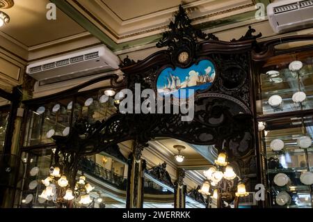 Une grande armoire en porcelaine avec des miroirs en cristal affichant beaucoup de porcelaine et de plaques en céramique sur l'un des murs du café Confeitaria Colombo. Banque D'Images