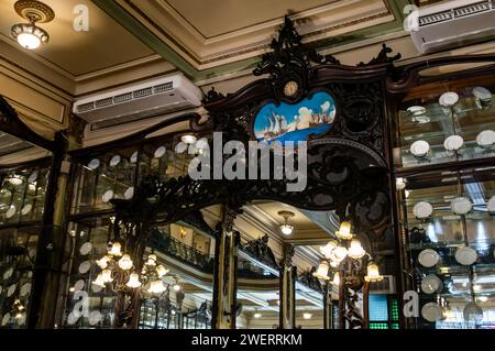 Une grande armoire en porcelaine avec des miroirs en cristal affichant beaucoup de porcelaine et de plaques en céramique sur l'un des murs du café Confeitaria Colombo. Banque D'Images