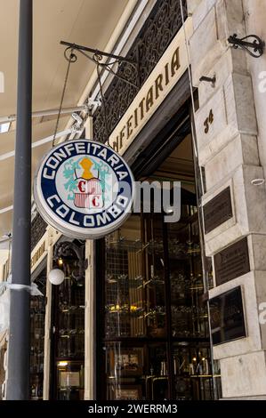 Accrocher le signe de magasin rond de Confeitaria Colombo Coffeehouse à l'entrée, un célèbre café et restaurant à Goncalves Dias rue dans le quartier Centro. Banque D'Images