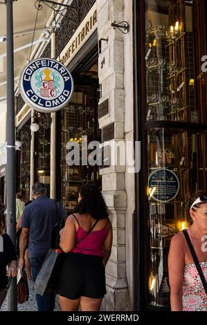 Vue partielle sur l'entrée et la façade du café Confeitaria Colombo, un célèbre café et restaurant situé dans la rue Goncalves Dias. Banque D'Images