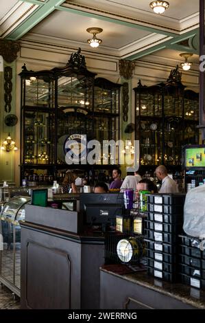 Vue intérieure partielle de la pièce principale du café Confeitaria Colombo, un célèbre café et point de repère de la ville situé dans la rue Goncalves Dias. Banque D'Images