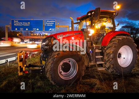 Bauernproteste in Frankfurt am main Zahlreiche Landwirte haben sich am Abend mit ihren Traktoren und eingeschalteten Warnleuchten auf und an den Brücken über die Bundesautobahn A5, im Bereich von Eschborn bis Bad Homburg, versalmelt, UM gegen die Agrarpolitik der sog. Ampelregierung, insbesondere die Streichung von Subventionen, zu protestieren. Frankfurt am main Festhalle Hessen Deutschland *** manifestations d'agriculteurs à Francfort-sur-le-main de nombreux agriculteurs se sont rassemblés dans la soirée avec leurs tracteurs et leurs feux allumés et sur les ponts sur l'autoroute fédérale A5, dans la zone de l'Esc Banque D'Images