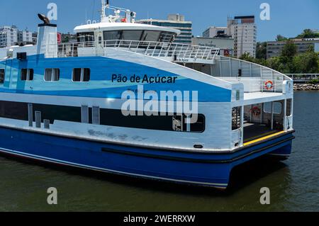 Le navire de ferry de passagers PAO de Açucar CCR a accosté à la gare maritime du terminal d'Arariboia dans le district Centro de Niteroi sous un ciel bleu ensoleillé après-midi d'été. Banque D'Images