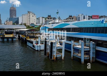 Un ferry de passagers CCR a accosté à la gare de ferry Arariboia dans le quartier Centro de Niteroi sous l'après-midi d'été ensoleillé ciel bleu clair. Banque D'Images