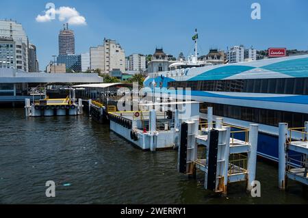 Vue partielle de la gare de ferry d'Arariboia avec un ferry de passagers CCR amarré à proximité dans le quartier Centro de Niteroi sous un ciel bleu clair d'été. Banque D'Images