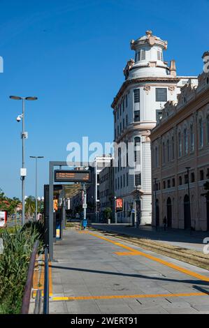 Les vieux bâtiments du port de Porto Maravilha vus de la station de tramway vide VLT Carioca Utopia Aquario dans le quartier Gamboa sous ciel bleu clair d'été. Banque D'Images